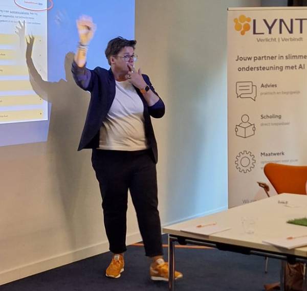 Cindy van Spronsen geeft een presentatie over zorginnovatie